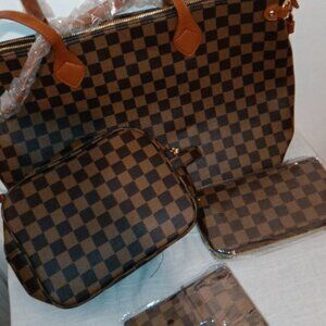 Stylish Shoulder Bag with Accessories - Elegant and Versatile